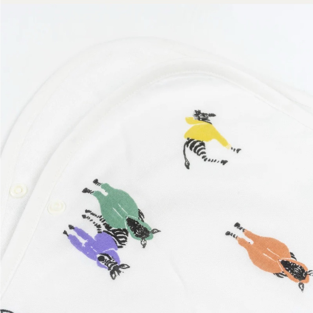 Nest Designs Bamboo Burp 'n Bib in Serengeti 2x 2 Packs 4 pieces total) - Picture 4 of 5
